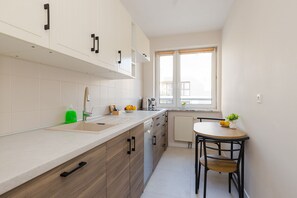 Business Apartment | Private kitchen | Full-size fridge, microwave, oven, stovetop - ShortStayPoland Aleja Stanów Zjednoczonych (B159) (Warsaw)