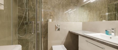 ビジネス アパートメント | バスルーム | バスアメニティ (無料)、ヘアドライヤー、タオル、トイレットペーパー