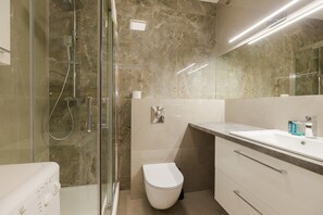 Business-Apartment | Badezimmer | Kostenlose Toilettenartikel, Haartrockner, Handtücher, Toilettenpapier