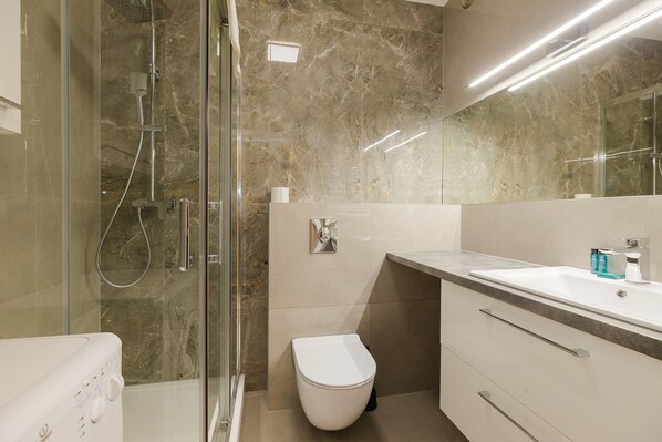 Business Apartment | Bathroom | Free toiletries, hair dryer, towels, toilet paper - ShortStayPoland Aleja Stanów Zjednoczonych (B159) (Warsaw)