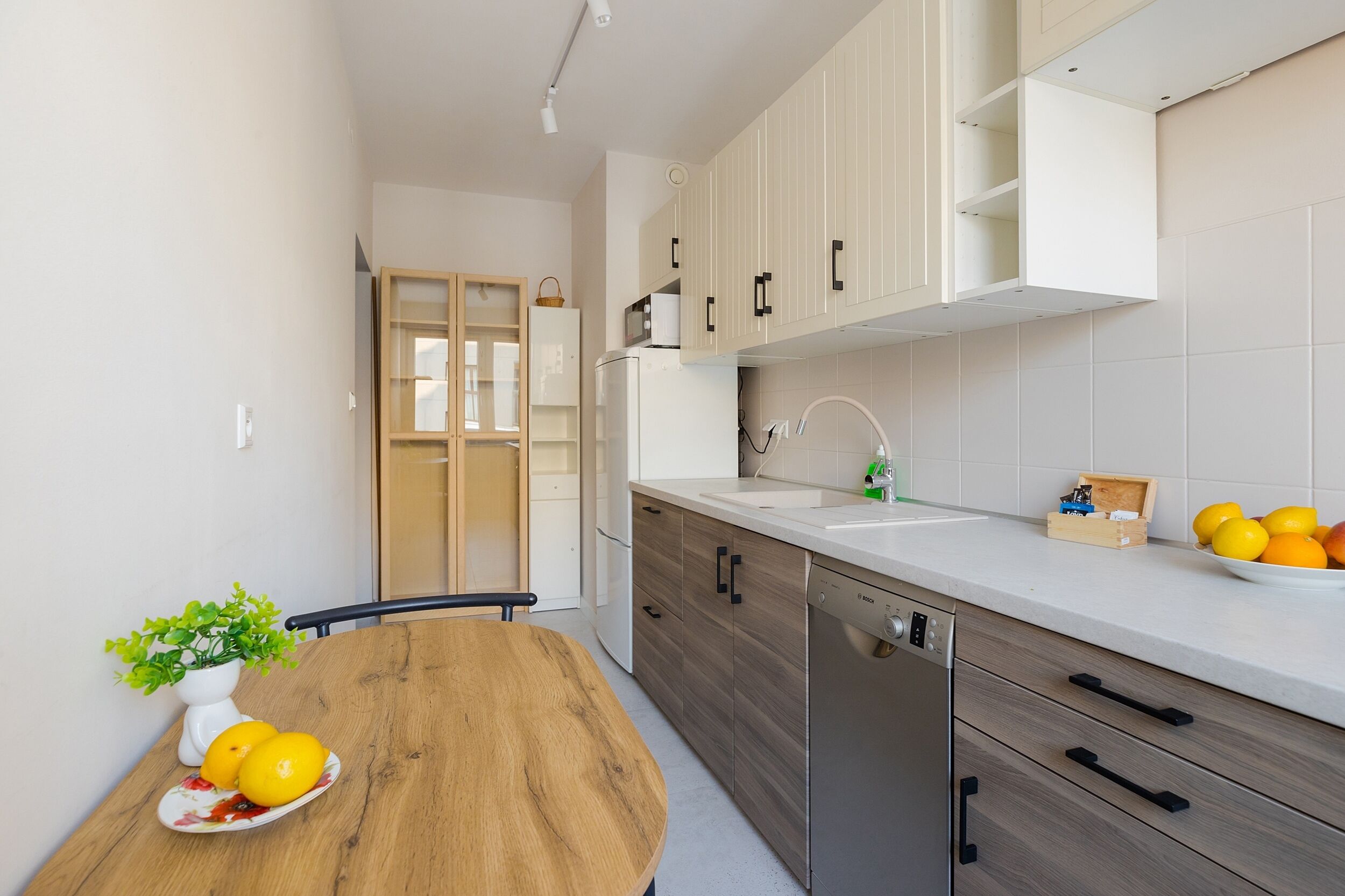 Departamento empresarial | Cocina privada | Refrigerador con congelador, microondas, horno y parrilla de estufa 