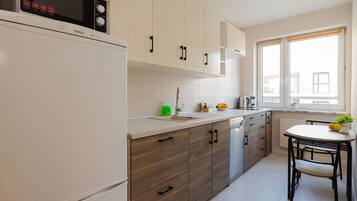 Business-lejlighed | Privat køkken | Køleskab/fryser i fuld størrelse, mikrobølgeovn, ovn, kogeplade