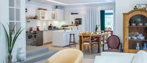 Villa (Four Bedroom Villa with Terrace and S) | Oppholdsrom