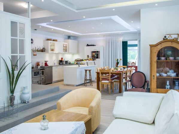 Villa (Four Bedroom Villa with Terrace and S) | Living room