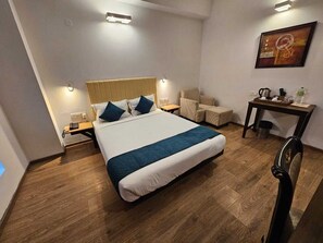 Quarto casal luxo | Cofres nos quartos, escrivaninha, ferros/tábuas de passar roupa
