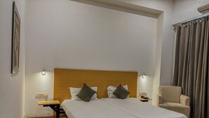 In-room safe, desk, iron/ironing board (on request), WiFi (free) - Hotel Bizzotel (Gurugram)