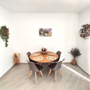 Apartment | Essbereich im Zimmer