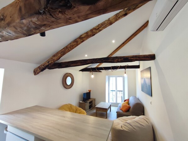 TV - Logement Les Randonnées Joyeuses Gard/ Cévennes Rivière ,lac Activités Nautiques (Génolhac)