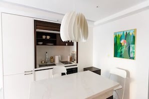 Deluxe Twin Room | Cuisine privée | Réfrigérateur, micro-ondes, nécessaire de nettoyage