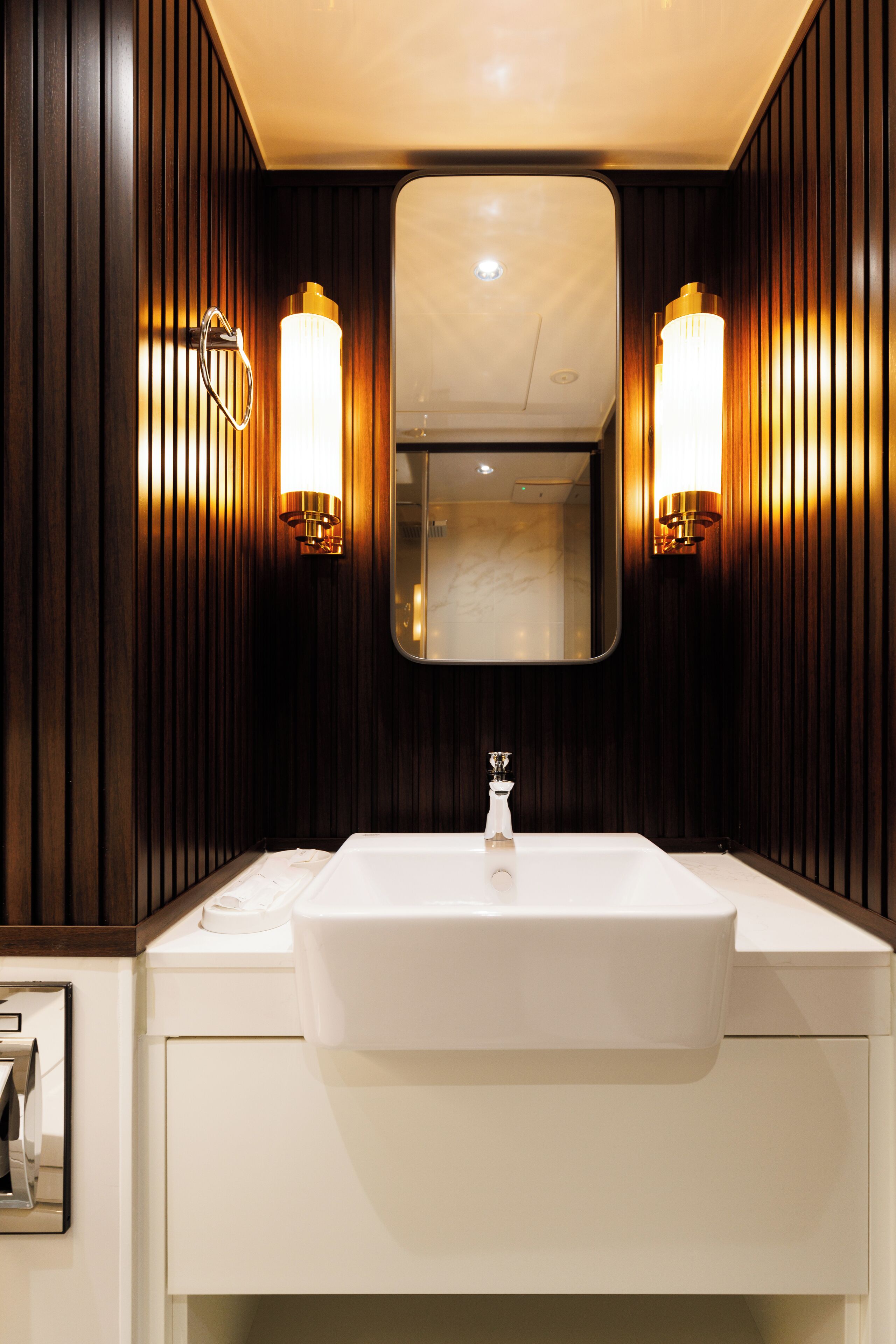Deluxe Room | Bathroom | Shower, hair dryer, slippers, towels