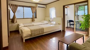 A modern hotel room with a large bed, a desk, and a potted plant. - Tranquil Getaway in the Heart of the City (中野区)