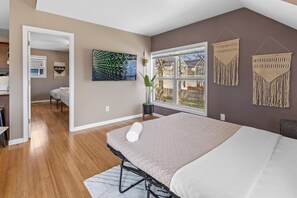 1 bedroom, iron/ironing board, WiFi, bed sheets - Carriage Home with early check in (Indianapolis)