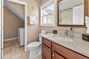 Shower, hair dryer, shampoo - Carriage Home with early check in (Indianapolis)