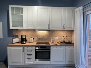 Fridge, oven, stovetop, dishwasher - Neue Wohnung im Spargeldorf Schäpe mit Großem Südwest Sonnenbalkon (Beelitz)