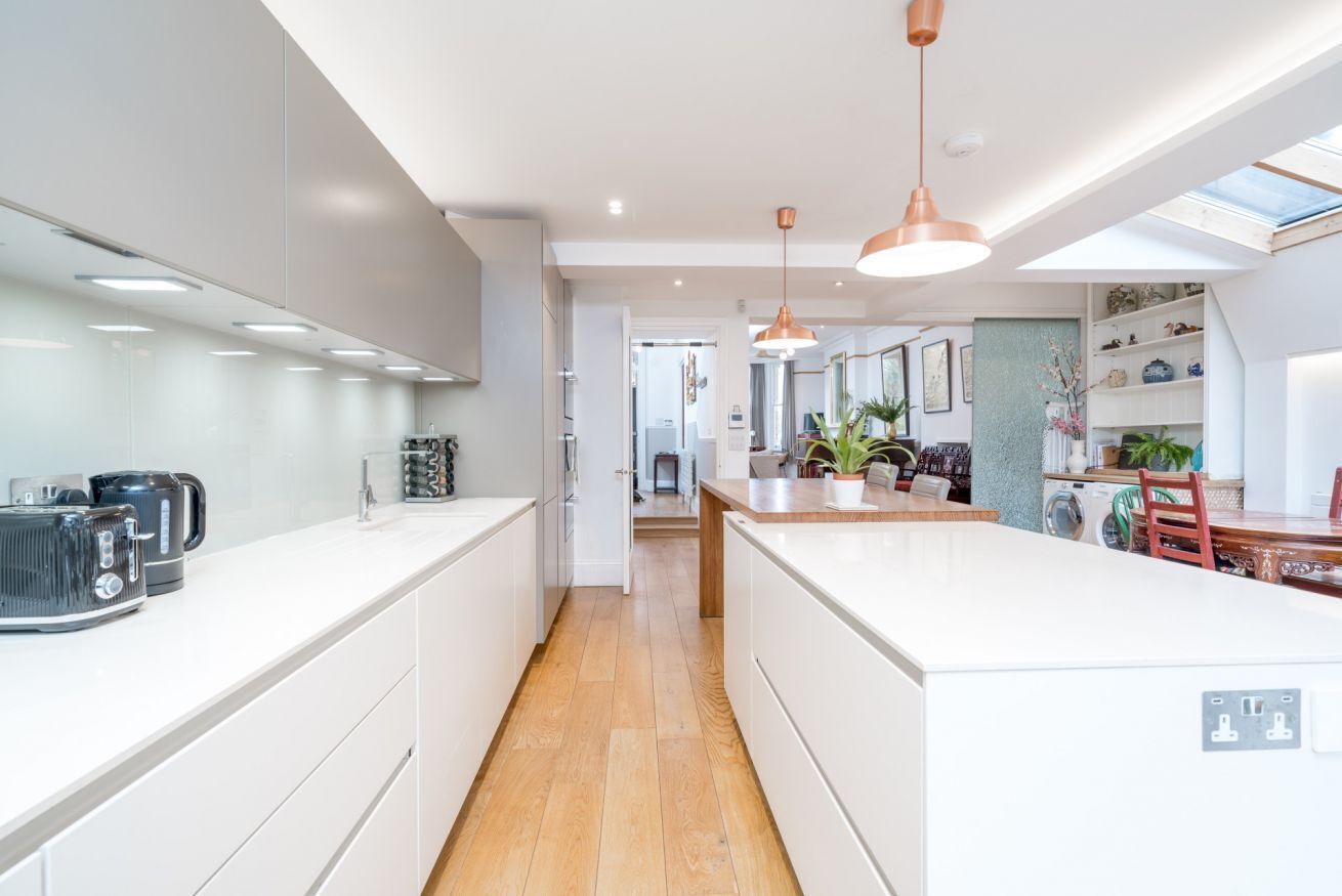 Fridge, oven, stovetop, coffee/tea maker