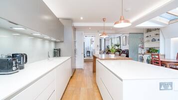 Fridge, oven, stovetop, coffee/tea maker