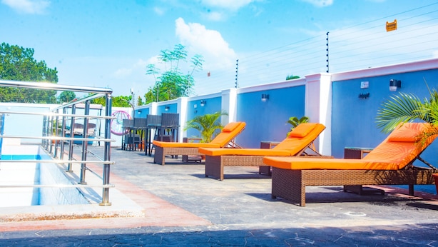 Un espace aménagé au bord de la piscine, avec des chaises longues et une petite piscine.