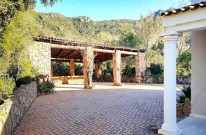 Property grounds - 3 Bedroom Villa in Figari (Figari)