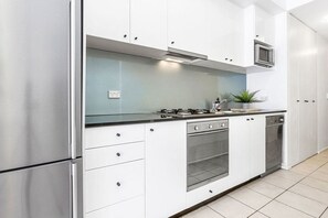 ثلاجة، ميكروويف، فرن، موقد طهي مسطح