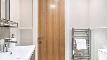 Shower, hair dryer, towels, shampoo