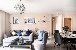 TV, offices - Spacious & Bright 2 Bed Apartment in Manchester (Manchester)