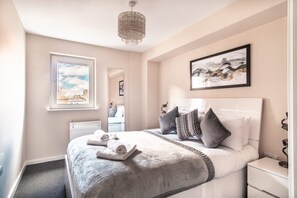 2 bedrooms, desk, iron/ironing board, WiFi - Spacious & Bright 2 Bed Apartment in Manchester (Manchester)