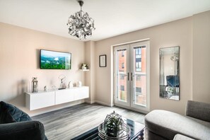 TV, offices - Spacious & Bright 2 Bed Apartment in Manchester (Manchester)