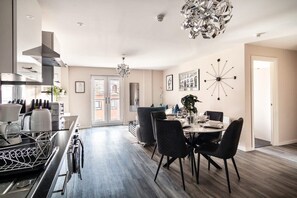 Dining - Spacious & Bright 2 Bed Apartment in Manchester (Manchester)