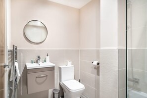 Shower, hair dryer, towels, shampoo - Spacious & Bright 2 Bed Apartment in Manchester (Manchester)