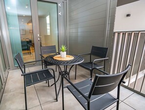 Outdoor dining - Convenient Central Birmingham 2 Bedroom Apartment (Birmingham)