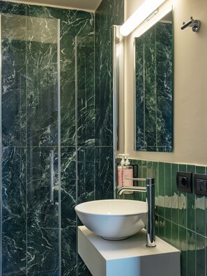 Shower, free toiletries, hair dryer, towels - Numa Rome Barberini (Rome)