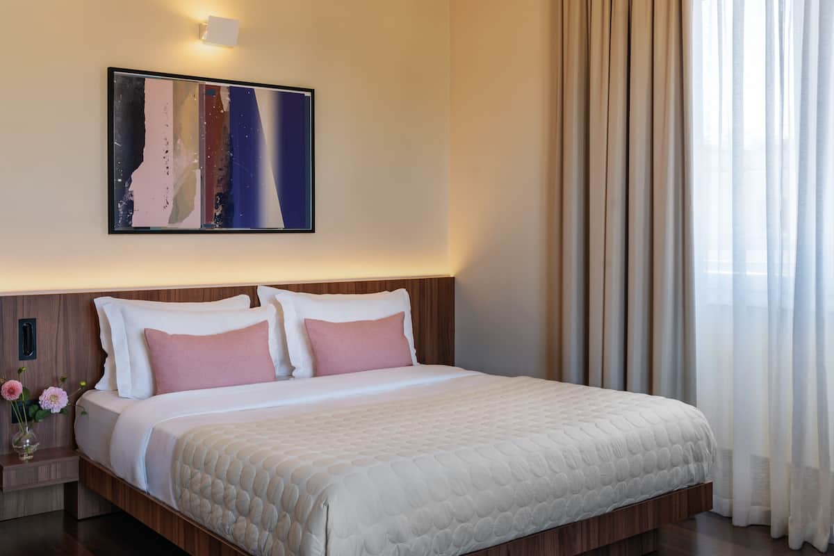 Medium Room | Premium bedding, laptop workspace, WiFi (free), bed sheets