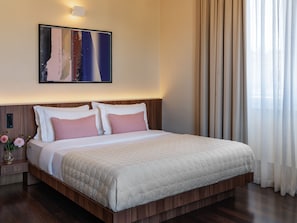 Doppia Standard | Biancheria da letto di alta qualità, postazione laptop, Wi-Fi gratuito