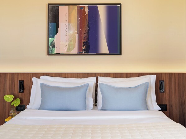 Ropa de cama de alta calidad y espacio para trabajar con laptop 