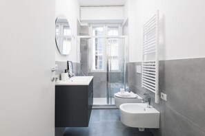 Shower, hair dryer, bidet, towels - Easylife - Apartment with terrace near Cenacolo (Milano)