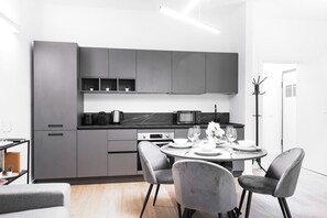 Kühlschrank, Mikrowelle, Ofen, Herdplatte