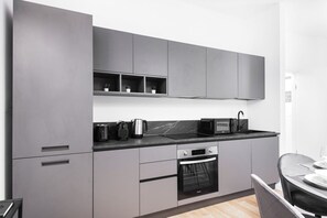 Fridge, microwave, oven, stovetop - Easylife - Apartment with terrace near Cenacolo (Milano)