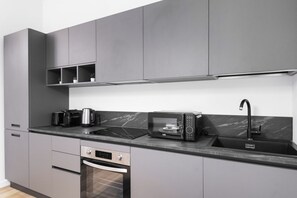 Fridge, microwave, oven, stovetop - Easylife - Apartment with terrace near Cenacolo (Milano)