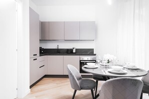 Kühlschrank, Mikrowelle, Ofen, Herdplatte