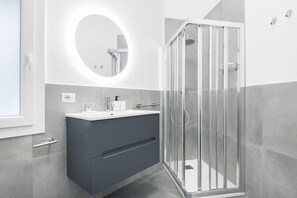 Dusche, Haartrockner, Bidet, Handtücher