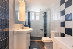 Shower, hair dryer, towels, soap - Amabilis City Junior Apartment (Argostolion)
