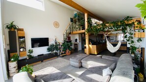 Una Smart TV, una chimenea, libros, un reproductor estéreo