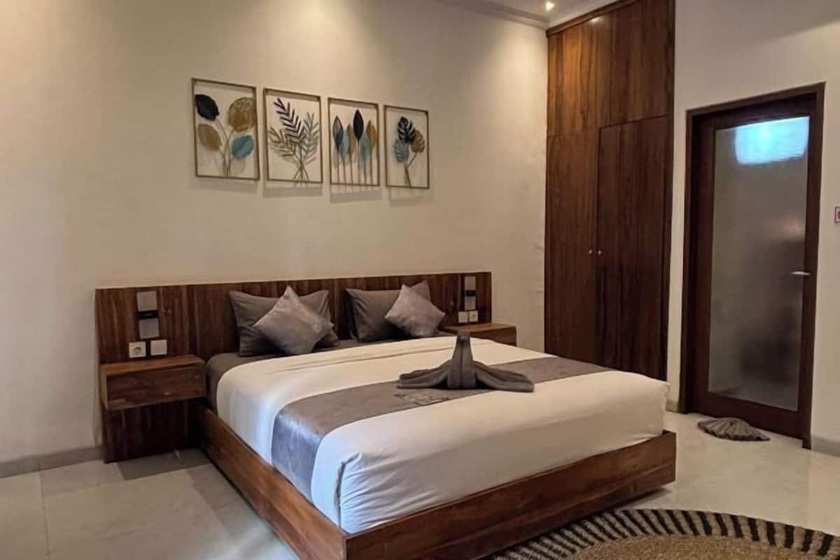 In-room safe, desk, iron/ironing board, free WiFi