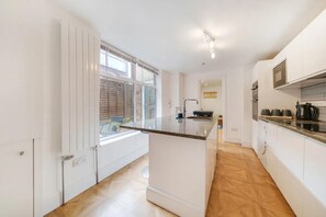 Fridge, microwave, oven, stovetop - Charming Spacious 2-bed Apartment in London (London)