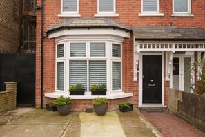 Exterior - Charming Spacious 2-bed Apartment in London (London)