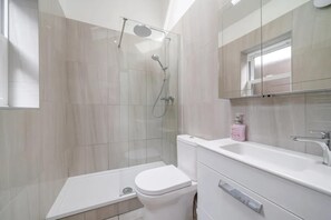 Shower, hair dryer, towels - Charming Spacious 2-bed Apartment in London (London)