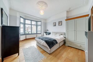 2 bedrooms, iron/ironing board, free WiFi, bed sheets - Charming Spacious 2-bed Apartment in London (London)