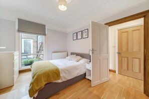 2 bedrooms, iron/ironing board, free WiFi, bed sheets - Charming Spacious 2-bed Apartment in London (London)
