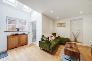 Living area - Charming Spacious 2-bed Apartment in London (London)