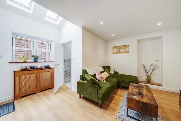Living area - Charming Spacious 2-bed Apartment in London (London)